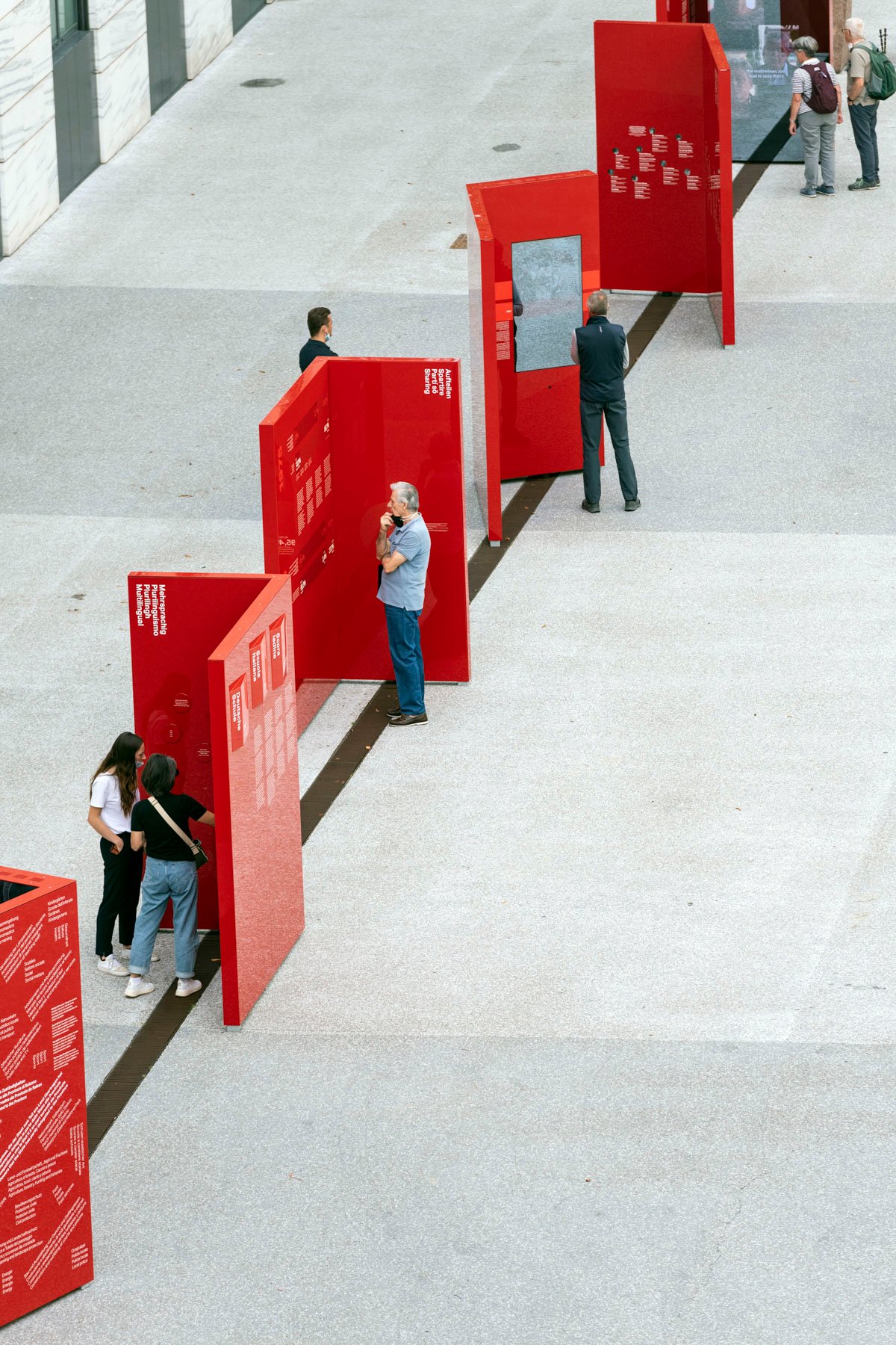 Die Besucher des Ausstellungsparcours zur Südtiroler Autonomie auf dem Silvius-Magnago-Platz in Bozen.