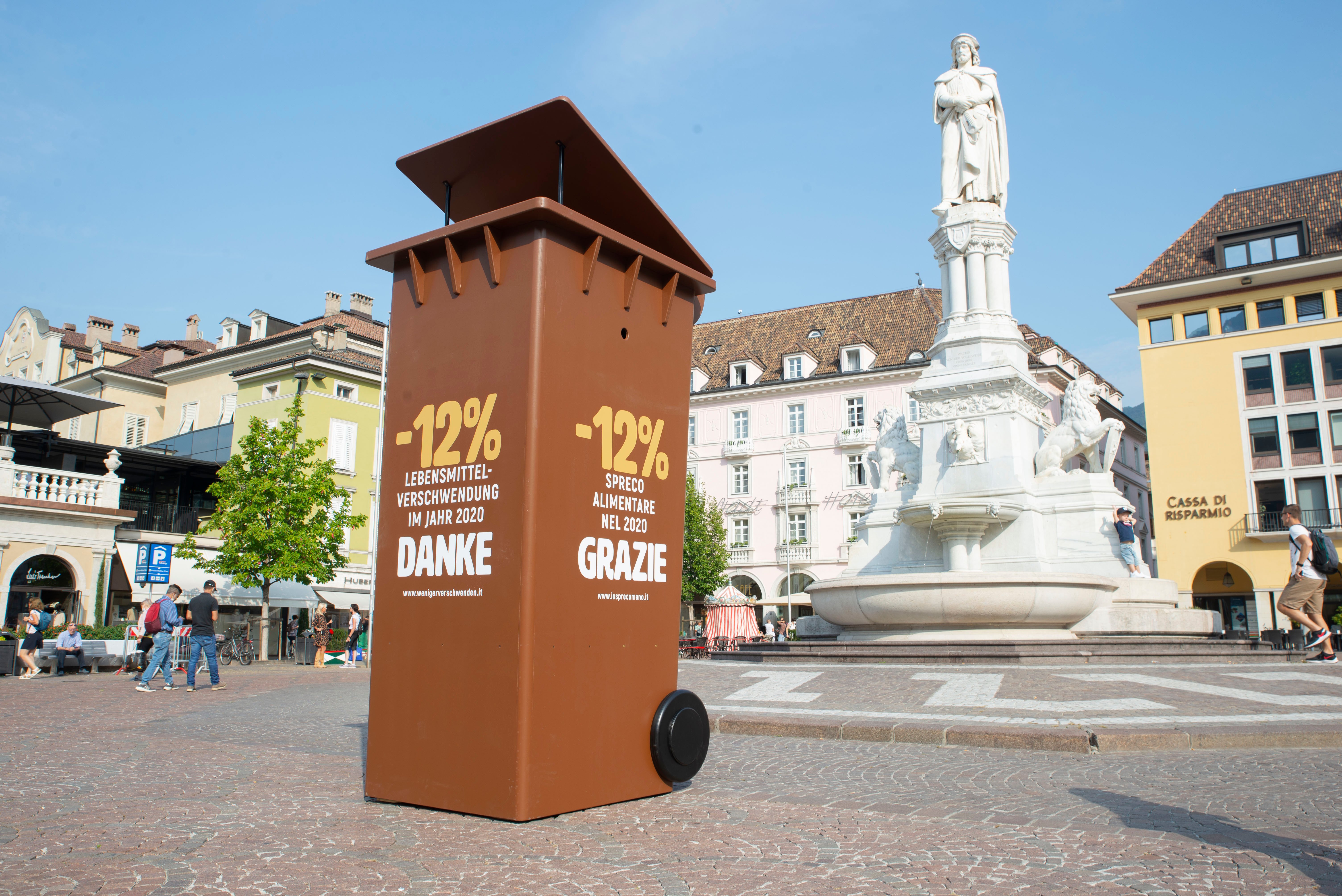 Die Mülltonne als Symbol für die Kampagne gegen Lebensmittelverschwendung in Bozen